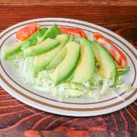Ensalada de Lechuga y Aguacate · Lettuce and avocado salad.