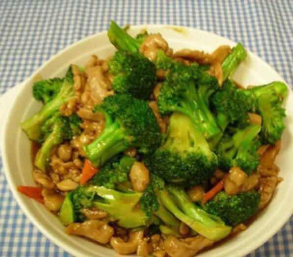 Chicken w. Broccoli · Served w. Rice
