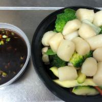 Steamed Scallops w. Mixed Vegetables · Served with Rice and Dipping Sauce.