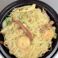 Singapore Curry Rice Noodle · w. Shrimp, Roast Pork and Chicken in a Light Curry Sauce. Spicy.