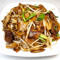 Stir-fried Flat Rice Noodle with Beef 乾炒牛河 · 
