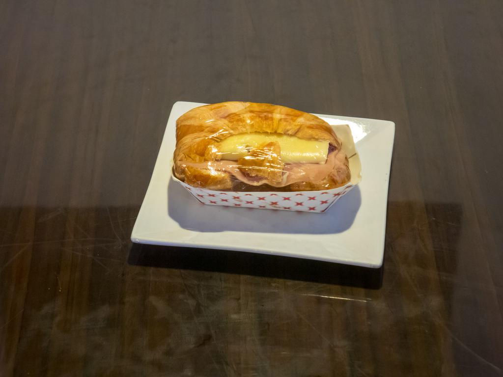 Croissant con Jamon y Queso · Croissant with ham and cheese.