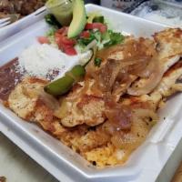 Platillos de Pechuga a la Plancha · Arroz, frijoles, ensalada, queso, tortillas, cebolla y chiles asados, aguacate y carne. Rice...