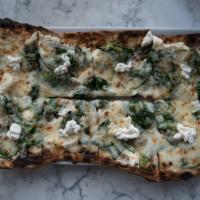 Chef Fabio Pizza · Baby spinach, mascarpone, roasted garlic, ricotta.