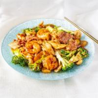 H6. Triple Crown · Chicken, beef, shrimp, broccoli and Chinese vegetable.