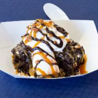 Brownie a la Cold Stone · Warm chocolate brownies, French vanilla ice cream whipped topping, caramel, fudge and pecans.