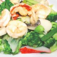 114. Seafood Combo Special · Lobster, jumbo shrimp, imitation crabmeat & scallops, all skilfully sauteed with fresh veget...