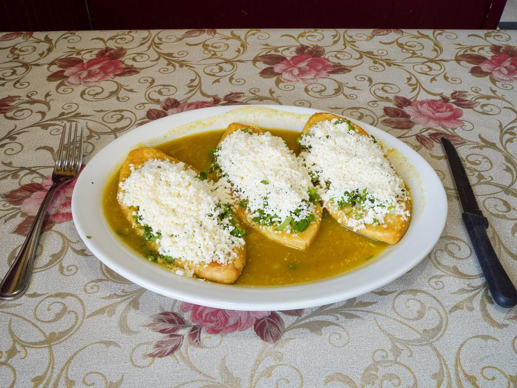 Tlacoyo · Salsa verde, cilantro, onions and cheese.
