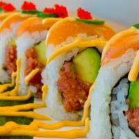 Oishi Hot Roll · Spicy tuna, avocado, topped with salmon, tempura flakes, jalapeno, spicy mayo. Tobiko.
