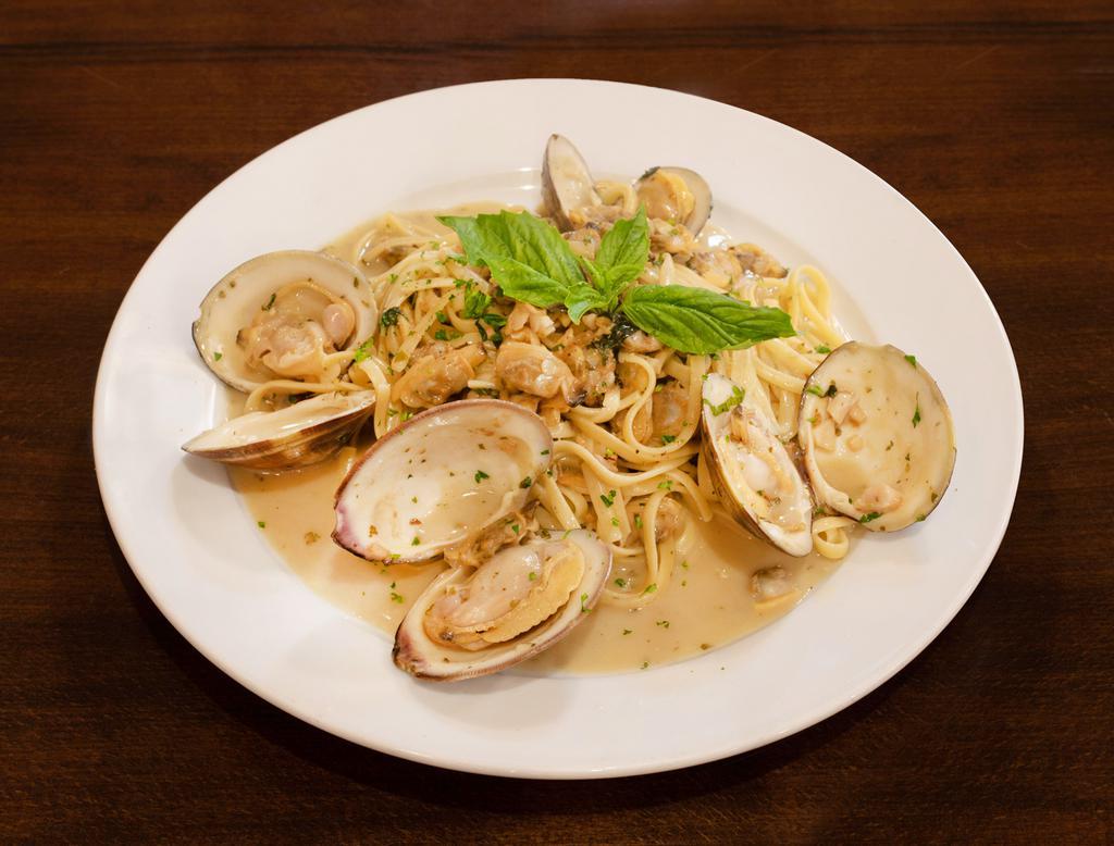 D20. Linguini with White Clam Sauce Dinner · Includes free salad, an order of garlic knots and a can of soda.