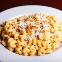 Side Mac and Cheese · Macaroni pasta in a cheese sauce topped with crispy bacon.