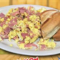 Huevos con Jamon Desayunos · 1 acompañante: croissant, arepa con mantequilla  arepa con Queso, papas fritas, arroz