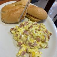 Huevos con Queso y Jamon Desayunos · 1 acompañante: croissant, arepa con mantequilla  arepa con Queso, papas fritas, arroz