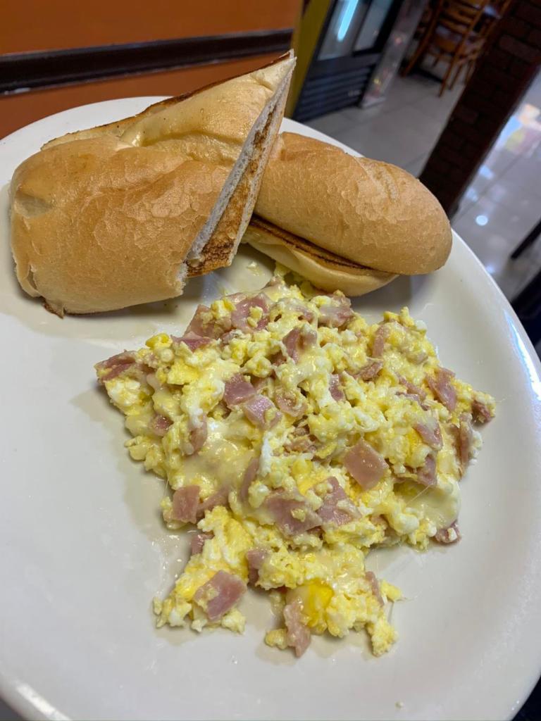 Huevos con Queso y Jamon Desayunos · 1 acompañante: croissant, arepa con mantequilla  arepa con Queso, papas fritas, arroz