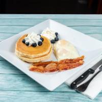 Pancakes con Blueberry · 2 eggs any style, ham or bacon or sausage.