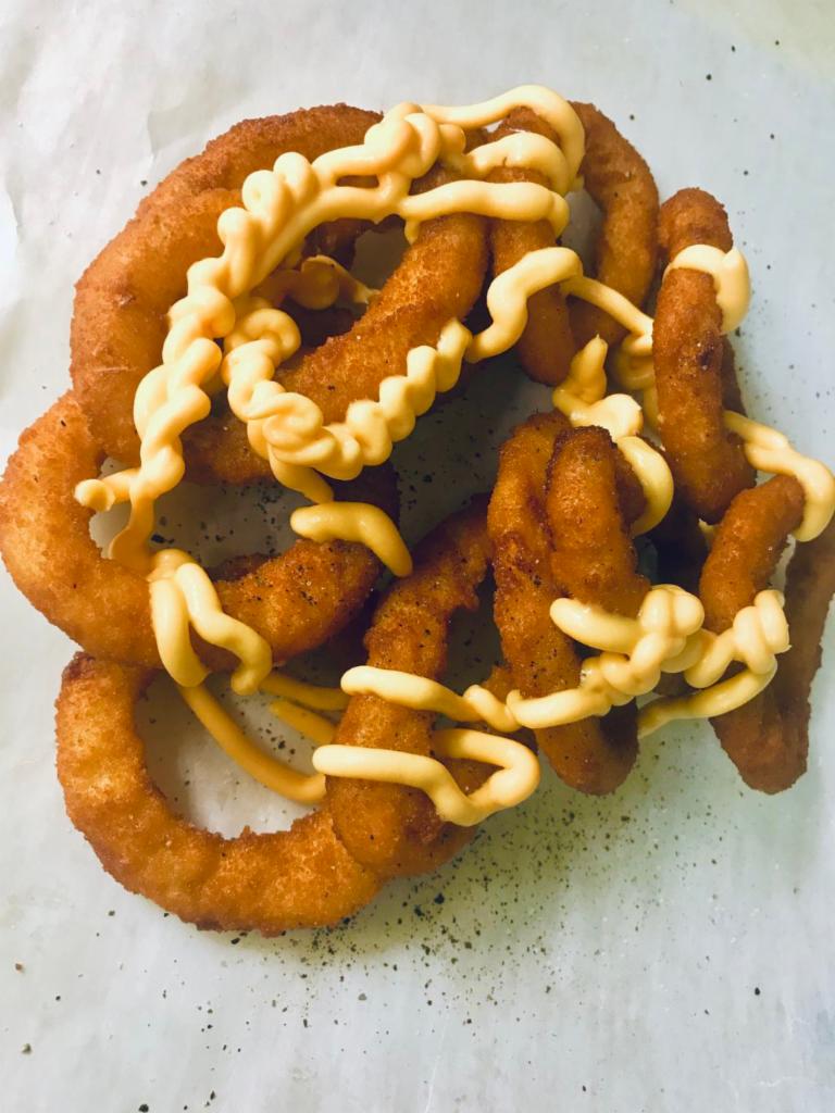 Goldan Onion Rings · Goldan and fresh Onion Rings served with Ranch and cheese sauce  🧀👌🏽👌🏽🤤