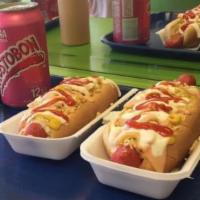Especial Hot Dog · Sausage, bacon, cheese, pineapple, raspberry, crunched potato chips, ketchup, pink sauce, ma...