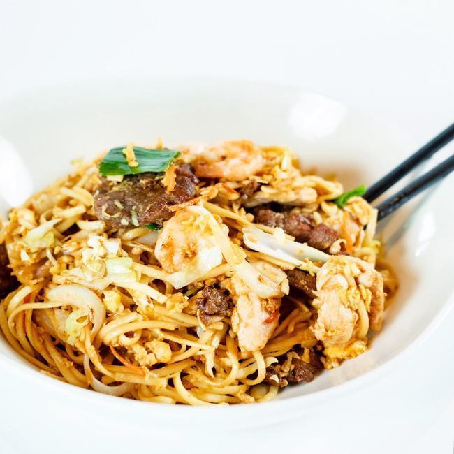 Wok Star Combo Lo Mein · Egg noodles, chicken, beef, shrimp, egg, Taiwanese cabbage, scallion, onion, carrot, brown sauce
