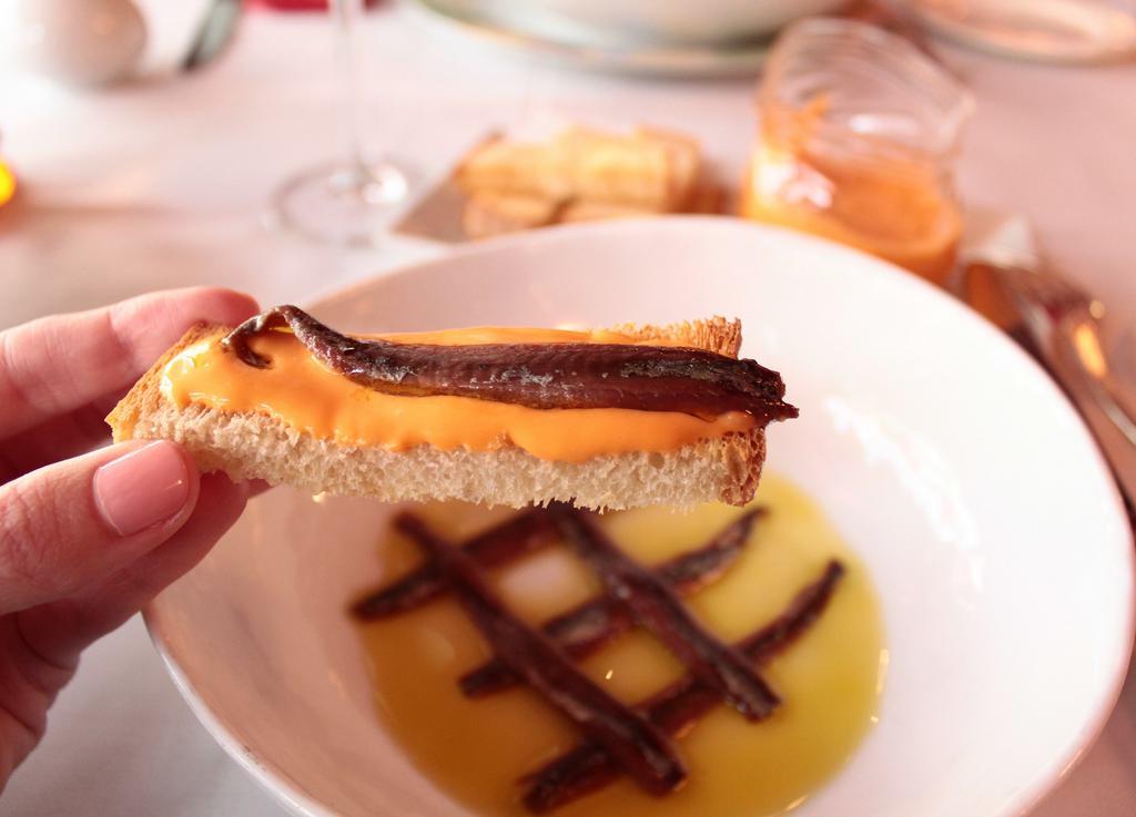 Anchoas con pan y Salmorejo TO GO · Cantabric anchovies with toasted bread and salmorejo