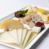Seleccion de Quesos Españoles con Membrillo · Spanish Cheese Selection with Quince:
Vegetarian
(Can be prepared without bread and nuts)