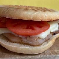  Mollete de Beicon con Queso · Bacon and Cheese Sandwich
