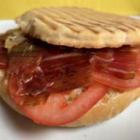 Mollete de Jamon Serrano con tomate · Serrano Ham and tomato Sandwich