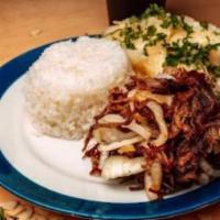 Carne Mechada Ropa Vieja con 2 Contornos · Escoge 2 contornos arroz blanco frijoles negros ensalada papas fritas congri maduros.