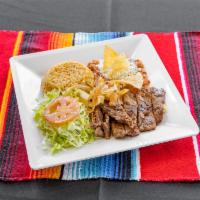 Plato de Asada(Grilled Steak) · Incluye cebolla cosida.
With grill onions.