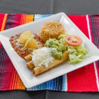 Plato Taquitos · De res o pollo. 3 taquitos, queso, crema, guacamole, frijol, arroz, lechuga y tomale.