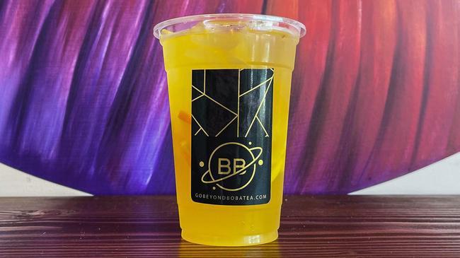 Peach Green Tea Lemonade · Sweet and tangy peach lemonade with a refreshing green tea base and fresh lemon slices