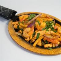 Pechuga Saltada Con Camarones · Sauteed chicken breast with shrimp.