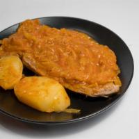 Sobrebarriga A La Criolla · Steak in creole sauce.