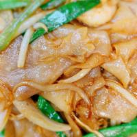 Chow Fun炒河粉 · Stir fried vegetables and noodles.