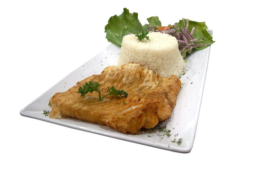 Corvina Frita · Fried corvina fish with salad and white rice.