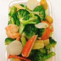 17. Seafood Delight · Jumbo shrimp, scallop and crab meat sauteed with vegetables in white sauce.