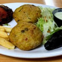 Allo Tikki platter · Finely ground potatoes patties with herbs and spices served with sauce. 