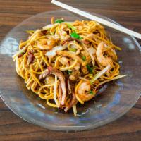 40. House Special Chow Mein · Served with white rice and fried noodles.