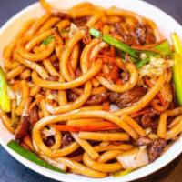 Fried noodles w. beef 牛肉粗炒面 · Ingredients: beef, noodles, carrot, cabbage, scallion