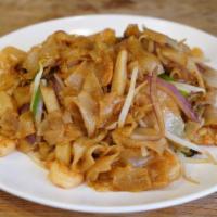 Fried rice noodles w. seafood 海鲜炒河粉 · Ingredients: shrimp, mussels, rice noodles, cabbage, scallion, onion