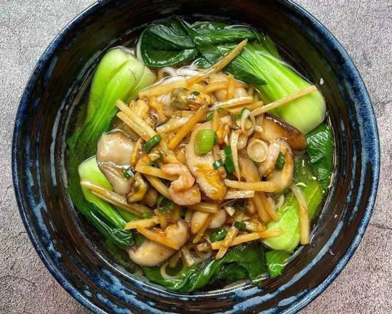House special noodle soup 三鲜面 · Ingredients: shrimp, mussel, mushroom, cabbage, noodles