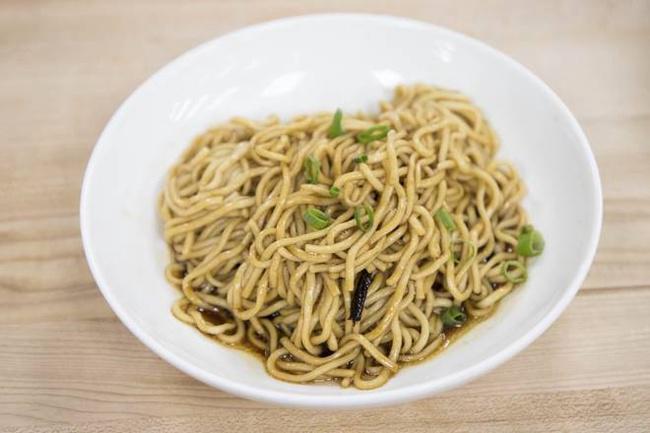 Noodles w. scallion oil 葱油拌面 · Ingredients: noodle, scallion, scallion oil, soy sauce