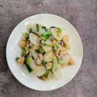 Fried rice cake w. seafood 海鲜炒年糕 · Ingredients: shrimp, squid, rice cake, cabbage, scallion, onion