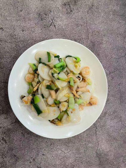 Fried rice cake w. seafood 海鲜炒年糕 · Ingredients: shrimp, squid, rice cake, cabbage, scallion, onion