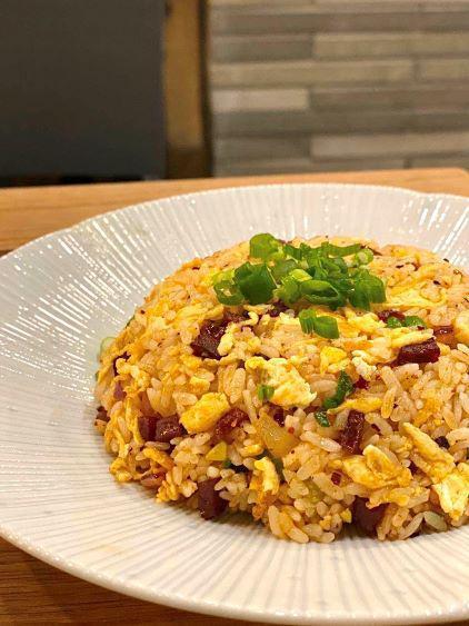 Fried rice w. ham& lao gan ma sauce 老干妈火腿炒饭 · Ingredients: ham, lao gan ma sauce, egg, rice, pepper, onion