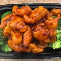 S2. General Tso's Chicken · Chunks of boneless chicken sauteed with broccoli in  Hot and spicy.sauce