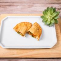 Veggie Lover Empanada · Amante de la verdura. Peppers, broccoli, carrots, onions and garlic.