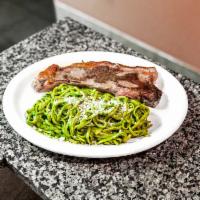 Tallarin Verde con Churrasco · Grilled steak with spaghetti and pesto.