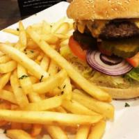 Hamburger Deluxe · Angus burger 

Served with french fries.