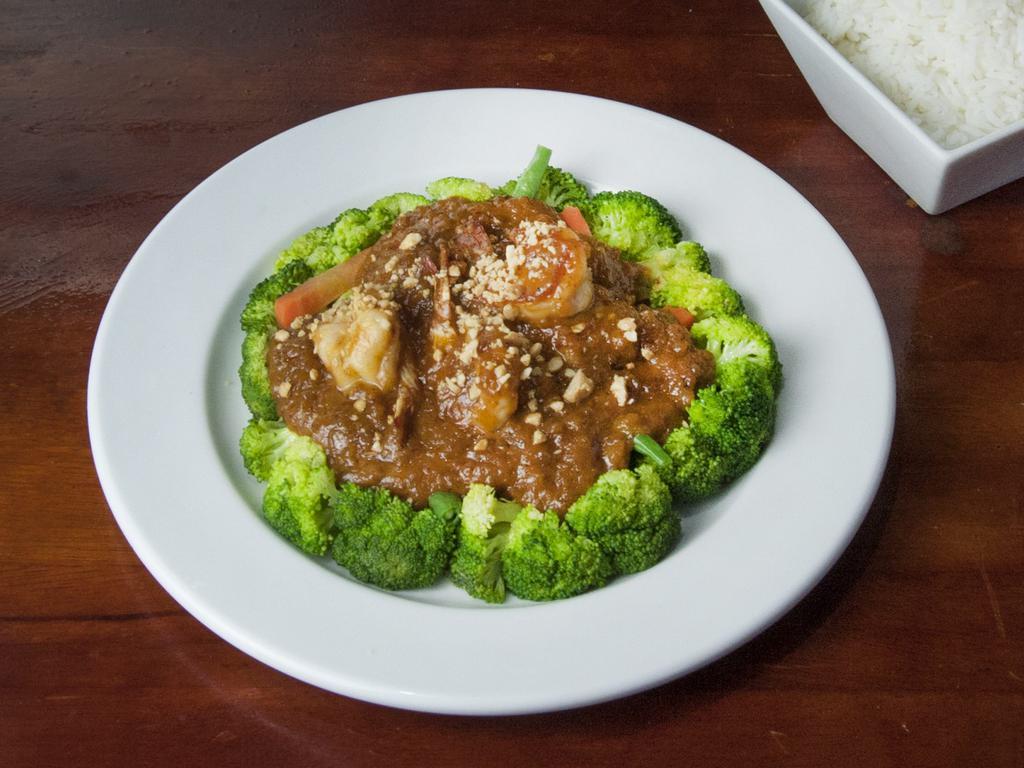 51. Pad Rama · Steamed broccoli, carrots and string bean in peanut sauce.