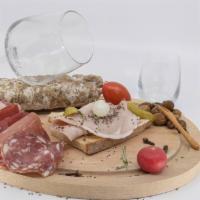 Assiette de charcuterie ·  plate of cold cuts composed of ham, pate, salami, prosciutto and pickles